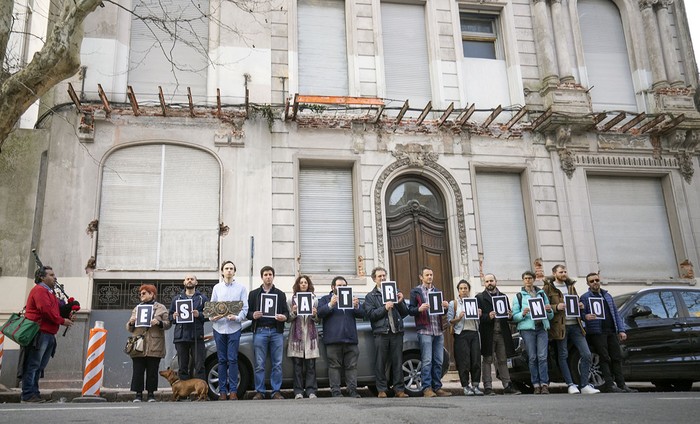 Concentración contra la demolición del antiguo edificio del Club Naval. · Foto: Mariana Greif