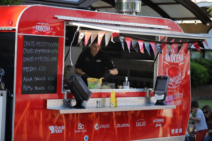 Foto principal del artículo 'El chivito insignia del bar Arocena llega a eventos, ferias y fiestas privadas en el foodtruck que estrenaron para los 90 años del boliche'