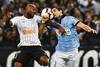 Vagner Love, de Corinthians, y Gastón Bueno, de Wanderers, en el estadio Arena Corinthians, en San Pablo. · Foto: Nelson Almeida, AFP Vagner Love, de Corinthians, y Gastón Bueno, de Wanderers, en el estadio Arena Corinthians, en San Pablo. · Foto: Nelson Almeida, AFP