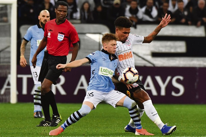 Bruno Veglio, de Wanderers, y Junior Urso, de Corinthians, el jueves 25 de Julio, en el estadio Arena Corinthians, en San Pablo. · Foto: Nelson Almeida, AFP