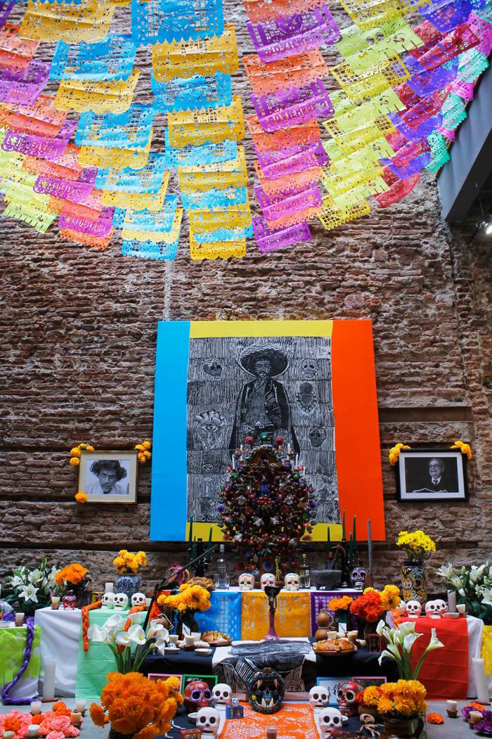 Altar del Muertos en la Embajada de México. · Foto: s/d de autor