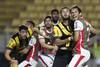 Joaquín Piquerez, de Peñarol, Sebastián González, de Deportivo Maldonado y atrás Ignacio Nicolini, de Deportivo Maldonado, Fabricio Formiliano, de Peñarol y Gastón Pagano, de Deportivo Maldonado, en el Estadio Campeón del Siglo. Archivo, octubre 2020) · Foto: Fernando Morán Joaquín Piquerez, de Peñarol, Sebastián González, de Deportivo Maldonado y atrás Ignacio Nicolini, de Deportivo Maldonado, Fabricio Formiliano, de Peñarol y Gastón Pagano, de Deportivo Maldonado, en el Estadio Campeón del Siglo. Archivo, octubre 2020) · Foto: Fernando Morán