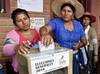 Una mujer aymara vota durante las elecciones presidenciales de Bolivia, ayer, en Chapare, departamento de Cochabamba, Bolivia. · Foto: Aizar Raldes, AFP Una mujer aymara vota durante las elecciones presidenciales de Bolivia, ayer, en Chapare, departamento de Cochabamba, Bolivia. · Foto: Aizar Raldes, AFP