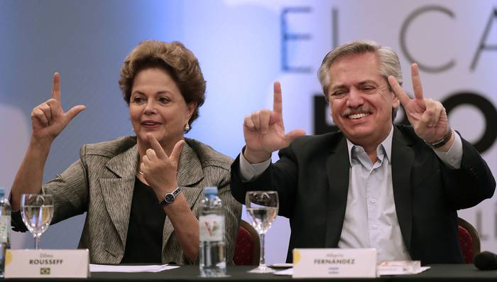 La ex presidenta brasileña, Dilma Rousseff, y el presidente electo de Argentina, Alberto Fernández, durante la apertura de la segunda reunión del Grupo Puebla, el sábado, en Buenos Aires. · Foto: Alejandro Pagani, AFP.