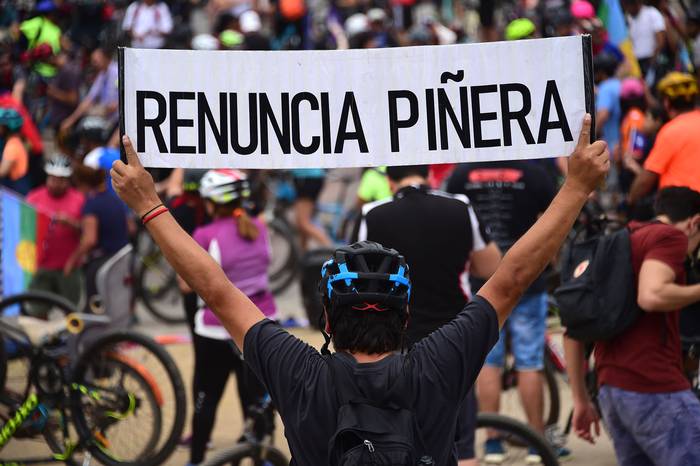 Bicicleteada contra el gobierno de Sebastián Pinera, ayer, en Santiago de Chile. 
foto: johan ordonez, afp
 · Foto: Johan Ordonez, AFP