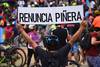 Bicicleteada contra el gobierno de Sebastián Pinera, ayer, en Santiago de Chile.
foto: johan ordonez, afp
Bicicleteada contra el gobierno de Sebastián Pinera, ayer, en Santiago de Chile.
foto: johan ordonez, afp