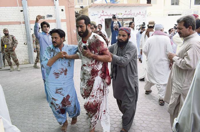 Un hombre paquistaní herido es llevado a un hospital en Quetta, el viernes, después del atentando.
 · Foto: Banaras Khan