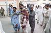 Un hombre paquistaní herido es llevado a un hospital en Quetta, el viernes, después del atentando.
Un hombre paquistaní herido es llevado a un hospital en Quetta, el viernes, después del atentando.