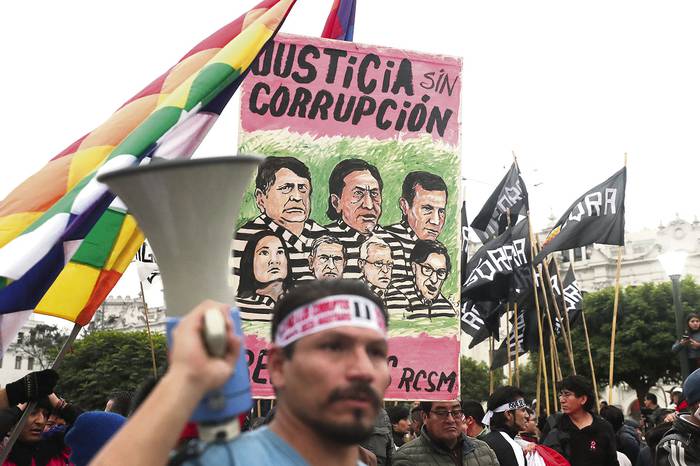 Marcha contra la corrupción, luego de la renuncia del presidente de la Corte Suprema y el ministro de Justicia, el 27 de julio, en Lima, Perú.
 · Foto: Teo Bizca