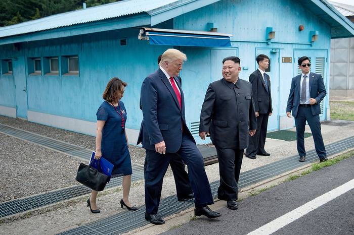 Kim Jong Un, líder de Corea del Norte, y Donald Trump, presidente de los Estados Unidos, en la Línea de Demarcación Militar que divide a Corea del Norte y del Sur, ayer, en Panmunjom. · Foto: Brendan Smialowski, AFP