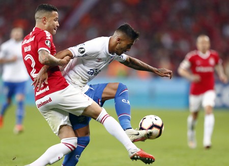 Bruno, de Internacional, y Kevin Ramírez, de Nacional, en el estadio Beira Río, en Porto Alegre. · Foto: Itamar Aguiar, AFP Bruno, de Internacional, y Kevin Ramírez, de Nacional, en el estadio Beira Río, en Porto Alegre. · Foto: Itamar Aguiar, AFP