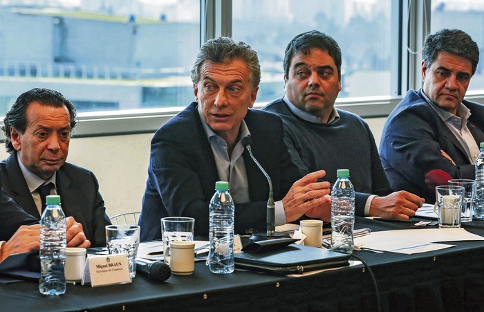 El presidente argentino, Mauricio Macri, durante un encuentro con representantes de cámaras empresariales y sindicatos, el miércoles. Foto: HO, Presidencia Argentina, AFP