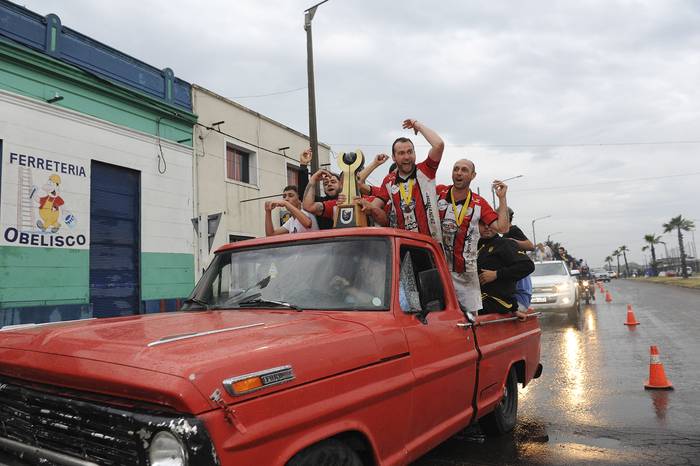 Los integrantes de la selección salteña, en caravana, tras obtener el título de campeones de la Decimoséptima Copa Nacional de Selecciones, en Salto.  · Foto: Fernando Morán