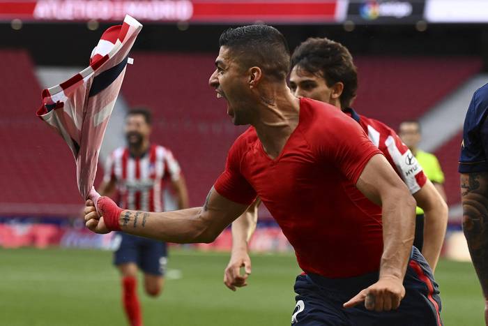 Luis Suárez, tras convertir el gol  de la victoria de Atlético Madrid ante Osasuna, el 16 de mayo, en el estadio Wanda Metropolitano, en Madrid.  · Foto: Gabriel Bouys, AFP