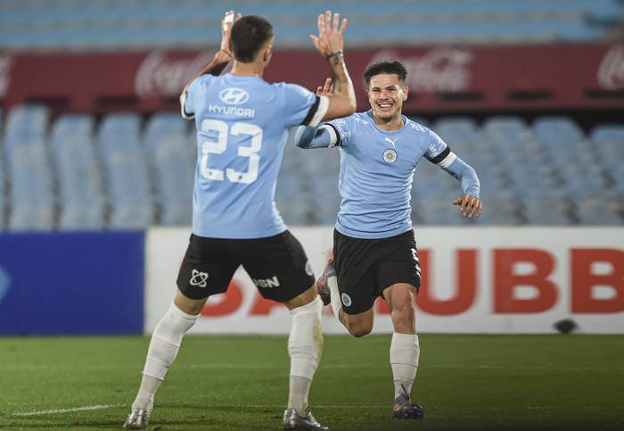 Sebastián Guerrero y Sebastián Ribas, de Montevideo City Torque, festejan tras anotar el primer gol del partido a Boston River, el 25 de junio, en el Estadio Centenario. · Foto: Dante Fernández