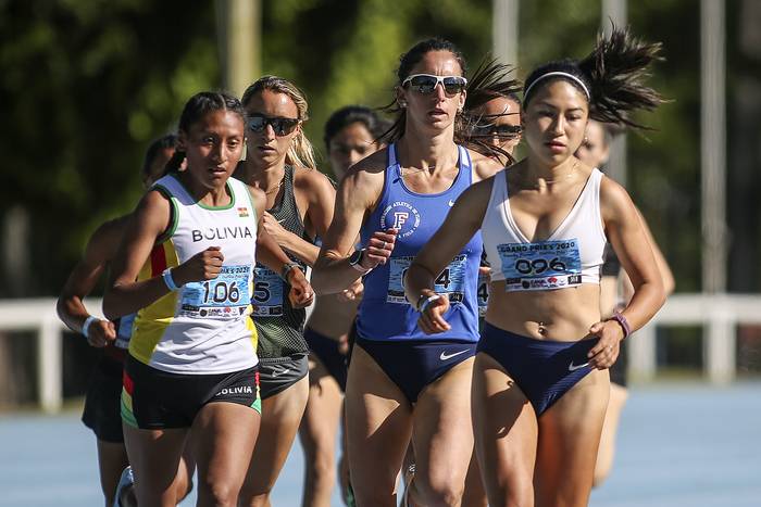 Jhoselyn Camargo de Bolivia, Laura Acuña de Chile y Pía Ferandez de Uruguay, el 8 de diciembre, en la carrera de 1500 metros.  · Foto: .