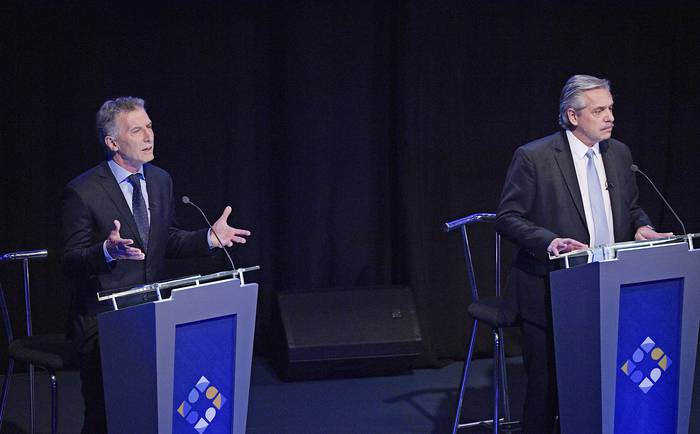 Mauricio Macri y Alberto Fernández, durante el segundo debate de candidatos presidenciales, ayer, en Buenos Aires. · Foto: Juan Mabromata, AFP
