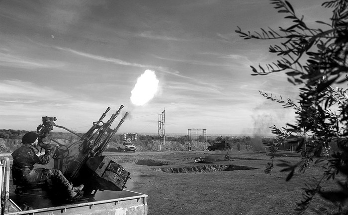Un combatiente rebelde sirio perteneciente a las brigadas Mutasem, apoyadas por Estados Unidos, dispara un arma antiaérea, cerca del pueblo de Shamarin, al norte de la provincia de Aleppo. Foto: Nazeer al Khatib, AFP