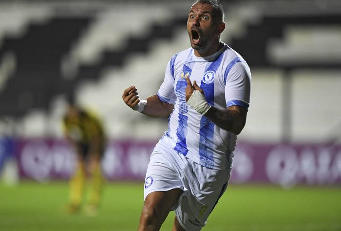 Enzo Borges, tras convertir el segundo gol de Cerro Largo y el empate ante Peñarol, en el Parque Alfredo Víctor Viera. · Foto: Pablo Porciúncula, AFP.
