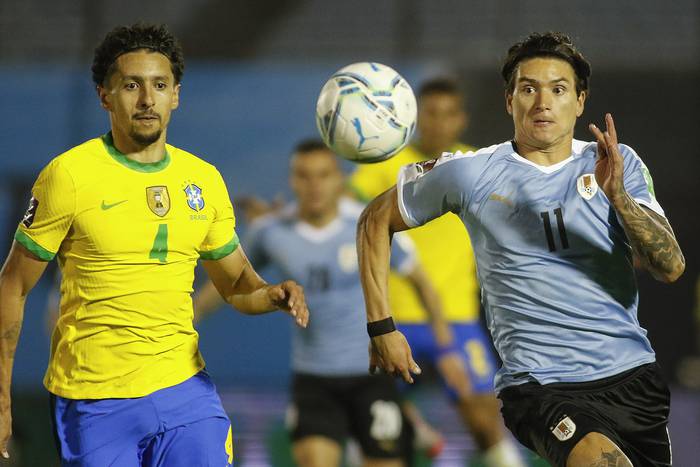 Marquinhos, de Brasil, y Darwin Núñez, de Uruguay, durante el partido por las Eliminatorias hacia Catar 2022, en el estadio Centenario.  · Foto: Ernesto Ryan