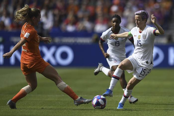 Desiree van Lunteren, de Holanda, y Megan Rapinoe, capitana de Estados Unidos, en la final de la Copa del Mundo de fútbol femenino, el 7 de julio de 2019, en Lyon, Francia.
 · Foto: Christophe Simon / AFP