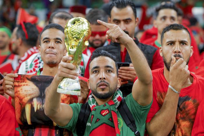 Hinchas de  Marruecos durante el partido de cuartos de final de la Copa Mundial de Qatar 2022 entre Marruecos y Portugal en el Estadio Al-Thumama en Doha, el 10 de diciembre de 2022. · Foto: AFP