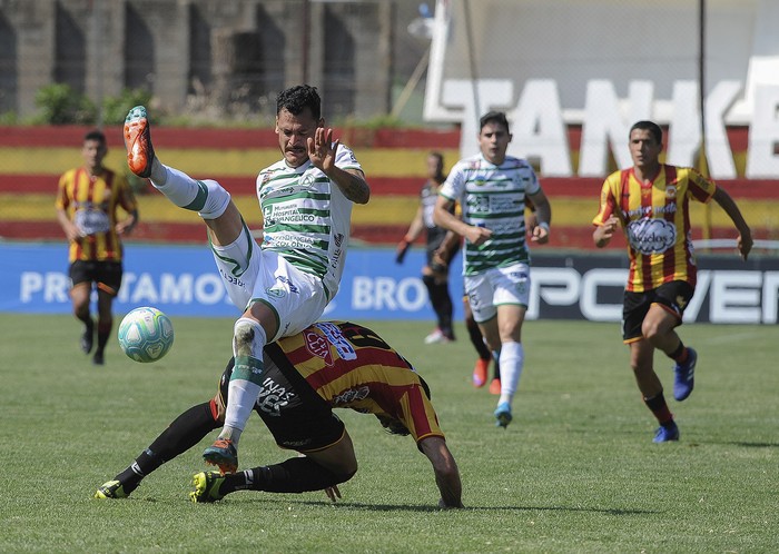 Haybrani Ruiz Díaz, de Plaza Colonia, y Álex Silva, de Progreso, el sábado, en el estadio Abraham Paladino.  · Foto: Federico Gutiérrez