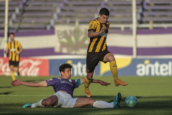 Andrés Lamas, capitán de Defensor Sporting, y Agustín Álvarez, de Peñarol, en el estadio Luis Franzini.
 · Foto: .