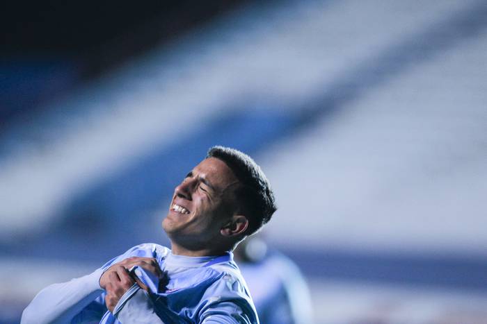 Santiago Cartagena, tras convertir su primer gol en primera, el quinto de Nacional a Cerro, en el Gran Parque Central.  · Foto: .