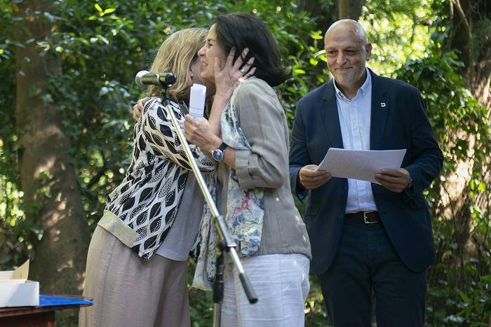Ana Denicola recibe a la nueva integrante de la ANCIU Beatriz Álvarez junto con Rafael Raddi · Foto: Alessandro Maradei