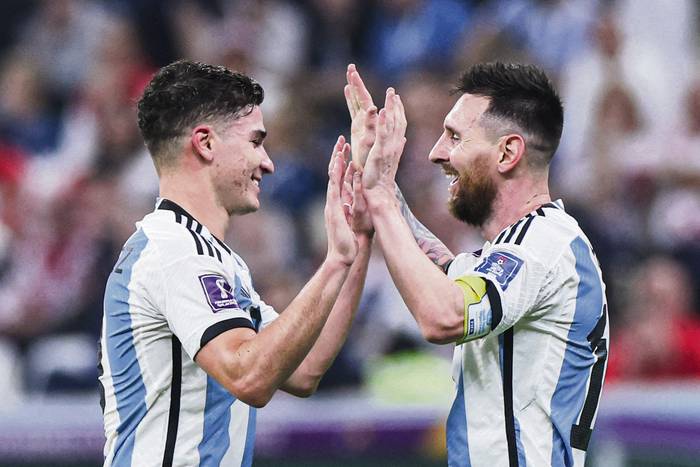Julian Álvarez  y Lionel Messi, de Argentina celebran tras el gol convertido por Álvarez, en el partido de semifinales entre Argentina y Croacia, en el Estadio Lusail en Lusail, al norte de Doha (13.12.2022). · Foto: Giuseppe Cacace, AFP