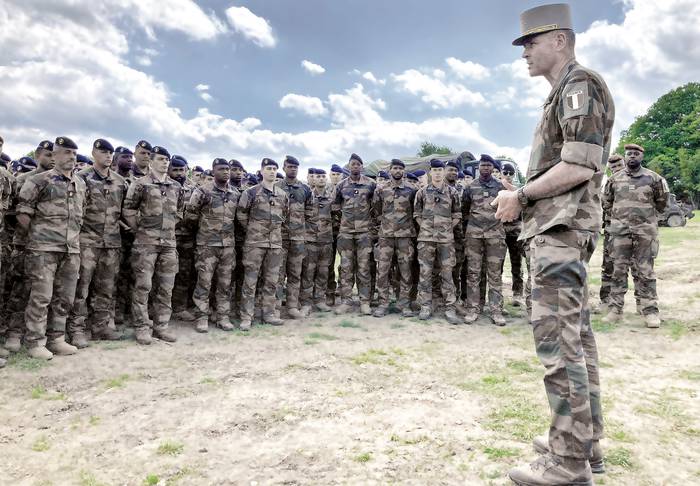Pierre Schill, General jefe de Estado Mayor del Ejército Francés durante la visita a las tropas francesas desplegadas en Rumania con la OTAN, el 22 de mayo. · Foto: Didier Lauras, AFP