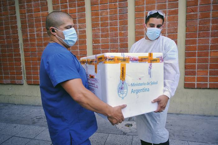 Distribución de frascos con la vacuna Sputnik V, en Mar del Plata, el 29 de diciembre.

 · Foto: Diego Izquierdo / TELAM / AFP