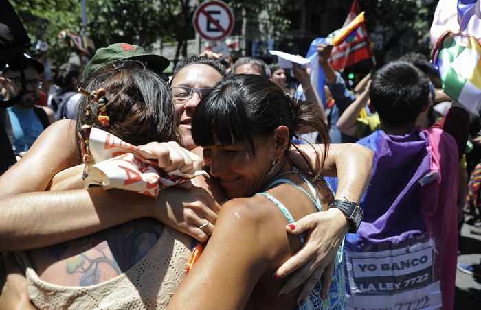 Festejos por la derogación de la ley que permite el uso de sustancias tóxicas en proyectos mineros, ayer, en Mendoza, Argentina.

 · Foto: Andrés Larrovere, AFP