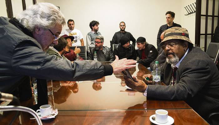 Washington Carrasco y Ruben Rada en la reunión de músicos en la sede de Sudei. · Foto: Pablo Vignali