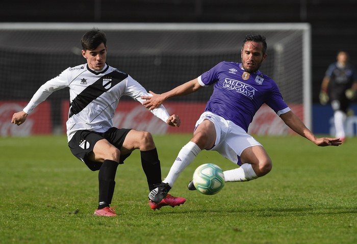 Juan Manuel Gutiérrez, de Danubio, y Álvaro González, de Defensor Sporting, en el estadio María Mincheff de Lazaroff (archivo, setiembre de 2020). · Foto: Sandro Pereyra