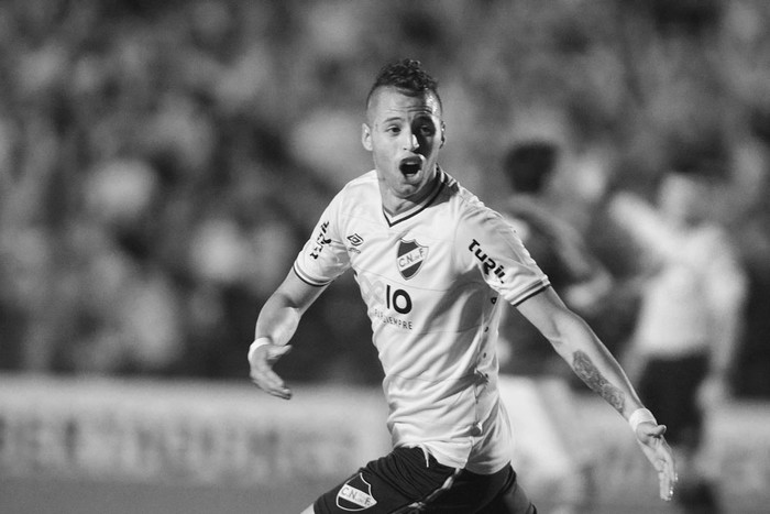 Nicolás López festeja el gol ante Palmeiras, ayer en el Parque Central. Foto: Iván Franco Nicolás López festeja el gol ante Palmeiras, ayer en el Parque Central. Foto: Iván Franco