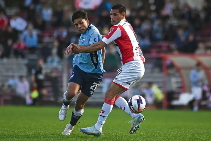 Tiziano Correa, de Nacional, y Brian Ferrares, de River Plate, el 3 de setiembre, en el Parque Federico Saroldi. · Foto: Alessandro Maradei