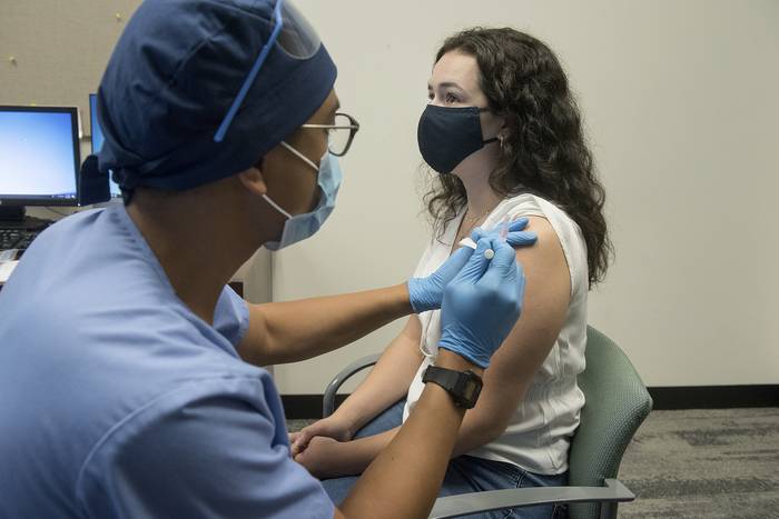 Voluntaria recibe una prueba de la vacuna mRNA-1273 Coronavirus Efficacy (COVE), en Detroit, Michigan.
 (archivo, agosto 2020) · Foto: henry ford health system/afp