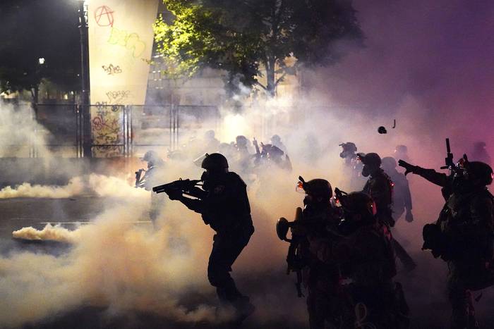 Policías federales de Estados Unidos, durante una manifestación frente al Palacio de Justicia Mark O. Hatfield, en Portland, Oregón, el jueves 24. , afp · Foto: Nathan Howard, getty images