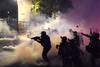 Policías federales de Estados Unidos, durante una manifestación frente al Palacio de Justicia Mark O. Hatfield, en Portland, Oregón, el jueves 24. , afp · Foto: Nathan Howard, getty images Policías federales de Estados Unidos, durante una manifestación frente al Palacio de Justicia Mark O. Hatfield, en Portland, Oregón, el jueves 24. , afp · Foto: Nathan Howard, getty images