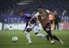 Adolfo Lima, de Defensor Sporting, y Rodrigo Muniz, de Deportivo Maldonado, el sábado, en el estadio Luis Franzini. · Foto: Sandro Pereyra Adolfo Lima, de Defensor Sporting, y Rodrigo Muniz, de Deportivo Maldonado, el sábado, en el estadio Luis Franzini. · Foto: Sandro Pereyra