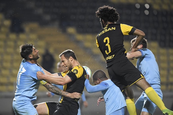 Álvaro Brun, capitán de Torque, Kristian Vadocz, de Peñarol, Diego Arismendi, de Torque, Enzo Martinez, de Peñarol y Andrew Teuten, de Torque, el sábado, en el estadio Campeón del Siglo. · Foto: Sandro Pereyra Álvaro Brun, capitán de Torque, Kristian Vadocz, de Peñarol, Diego Arismendi, de Torque, Enzo Martinez, de Peñarol y Andrew Teuten, de Torque, el sábado, en el estadio Campeón del Siglo. · Foto: Sandro Pereyra