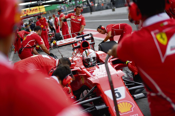 El piloto de Ferrari Sebastian Vettel en una parada en boxes, durante el entrenamiento de ayer.
foto: andrej isakovic, afp