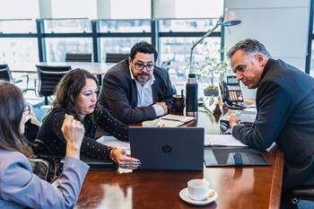 Cecilia San Román, Fernanda Cardona, Alejandro Sánchez y Yamandú Orsi, el 25 de abril, en la Torre Ejecutiva. · Foto: Camilo dos Santos, Presidencia
