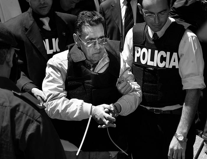 El ex fotógrafo policial Nelson Bardecio, ingresando al juzgado de la calle Misiones (archivo, noviembre 2009). · Foto: Iván Franco