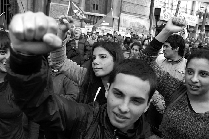 Movilización del PIT CNT durante el paro general parcial, ayer, en el Centro de Montevideo.  · Foto: Pablo Nogueira