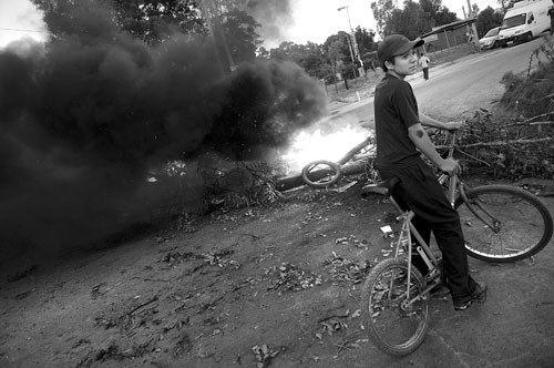 Barricada, el martes, en el barrio Santa Catalina. · Foto: Nicolás Celaya