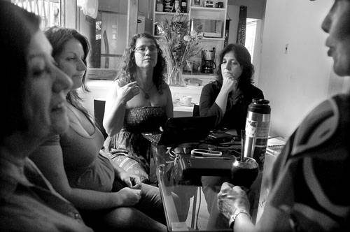 Jacqueline Chouhy, Andrea Venosa, Susana Kaufmann, Alejandra Moreni y Raquel Banchero, el sábado, en la reunión de la Unidad
Temática de Mujeres del Frente Amplio. Foto: Pablo Nogueira