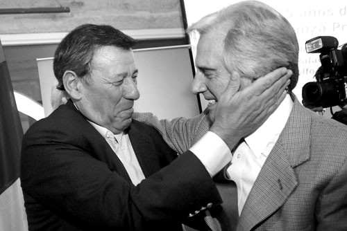 Rodolfo Nin Novoa y Tabaré Vázquez, ayer, en el festejo de los 15 años de la lista 738-Alianza Progresista. Foto: Nicolás Celaya